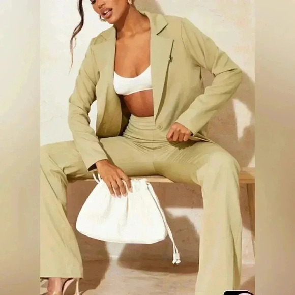PRETTYLITTLETHING SAGE KHAKI BADGE DETAIL WOVEN OVERSIZED LONG SLEEVE BUTTON FRO - Picture 3 of 6